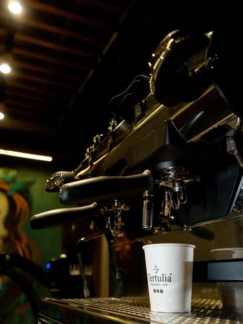 La máquina de espresso en la barra de Tertulia