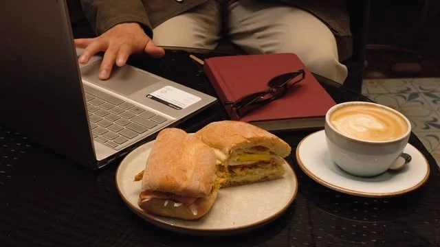 Empanada y café sobre una mesa de Tertulia