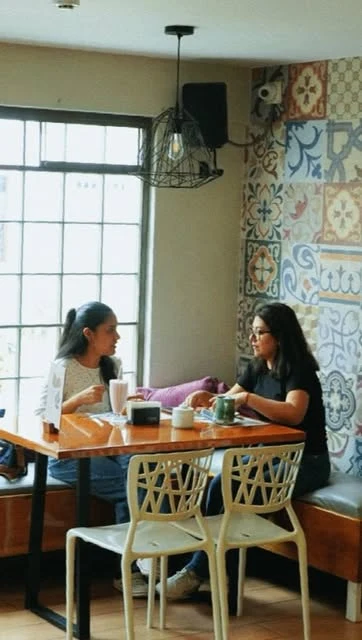 Una conversación junto a la ventana en Tertulia